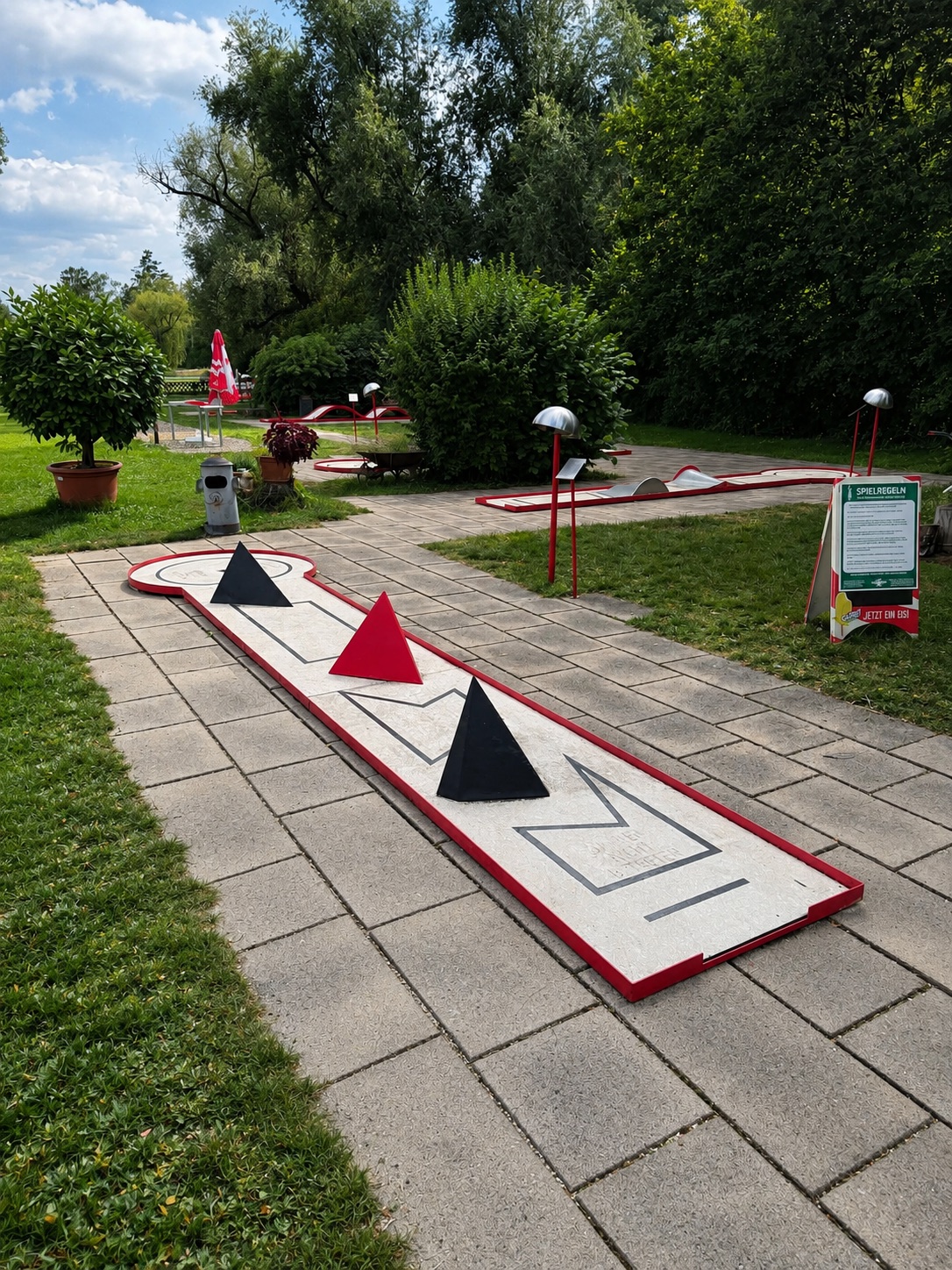 Minigolfbahn mit bunten Hindernissen auf unserer Anlage